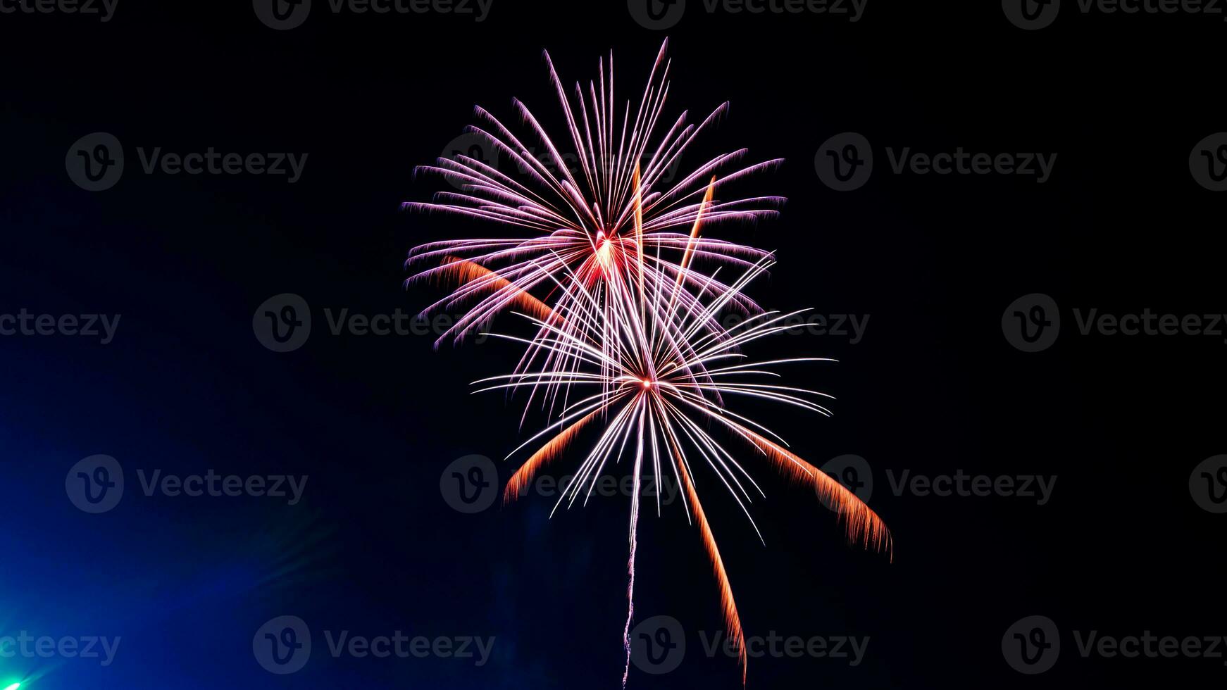 feux d'artifice fête plus de le temple dans le foncé ciel photo