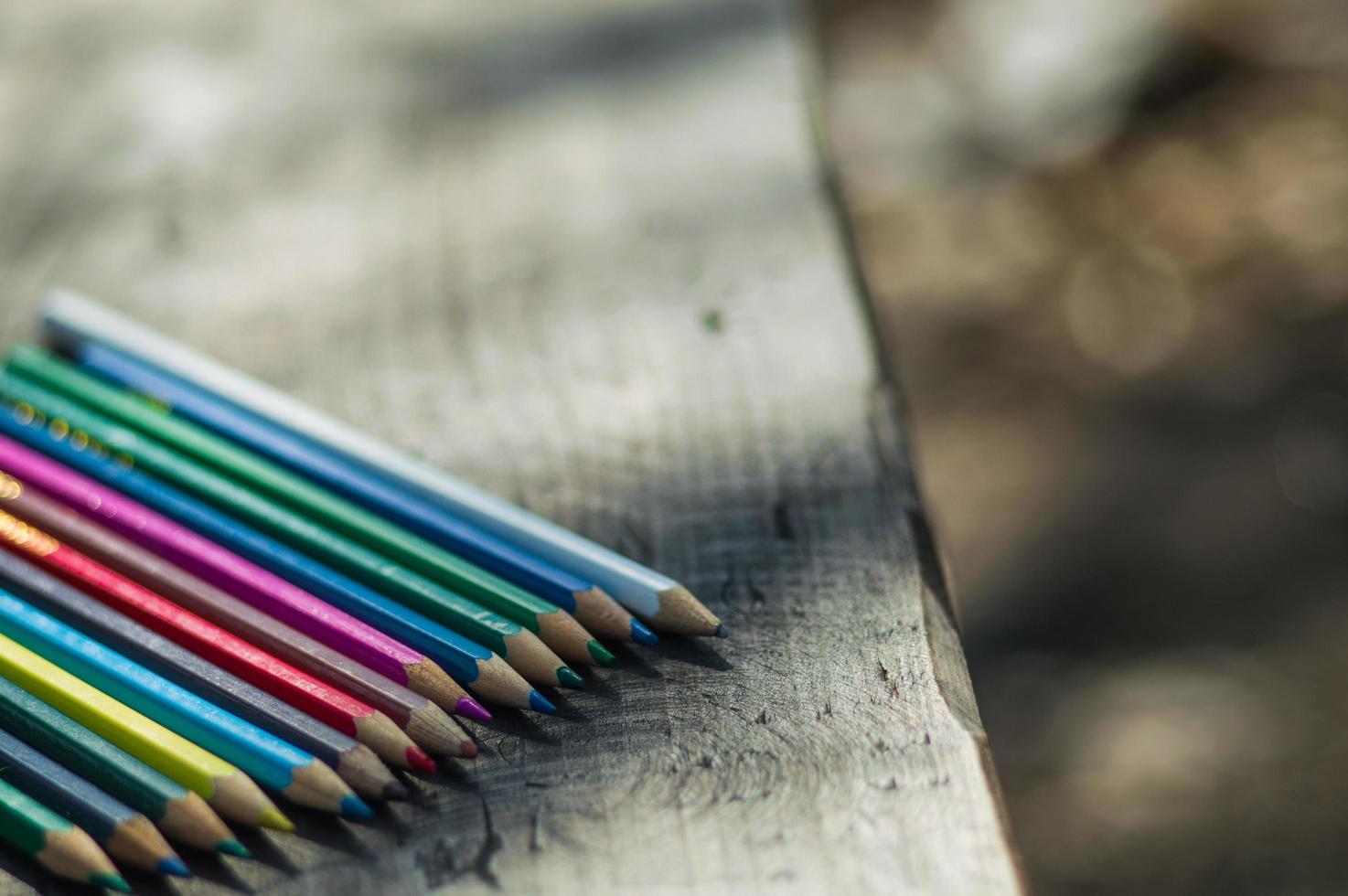 crayons de couleurs différentes sur un banc photo