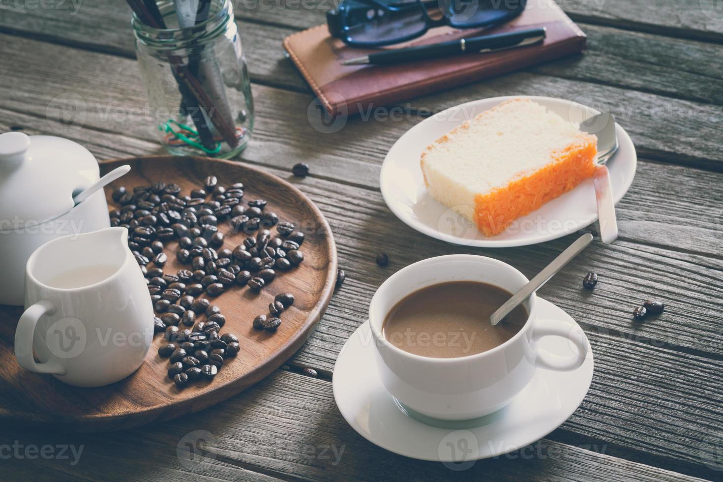 vintage film look tasse de café avec un gâteau photo