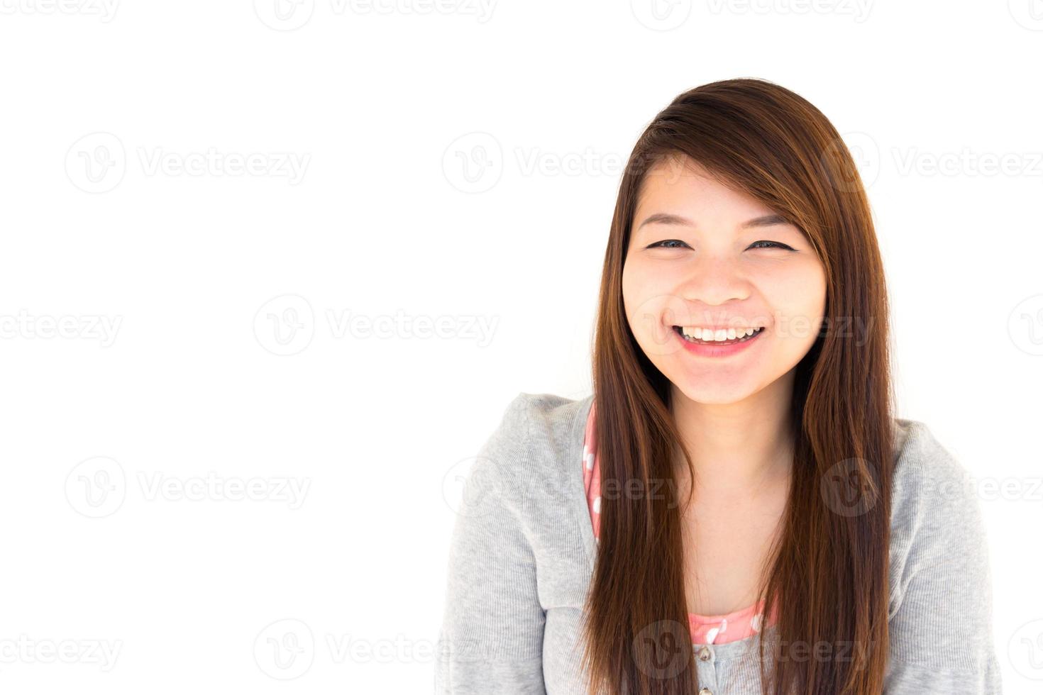 Visage rond et peau blanche femme poilue thaïlandaise avec manteau gris sourit sur fond blanc photo