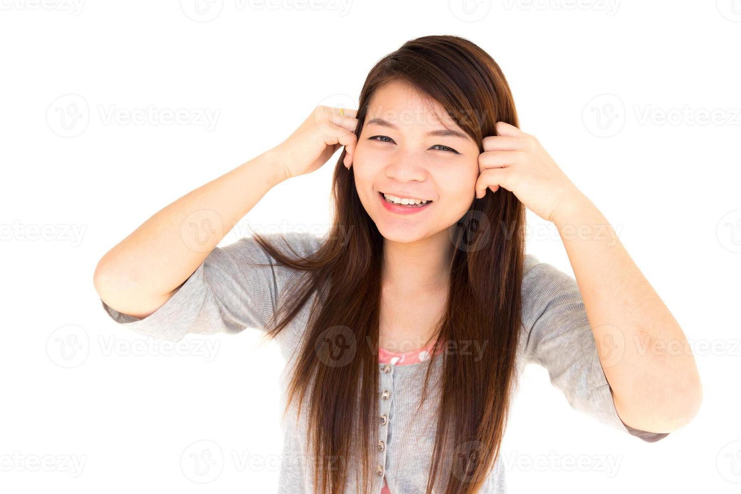 Visage rond femme thaïlandaise heureuse et tenir ses cheveux sur fond blanc photo