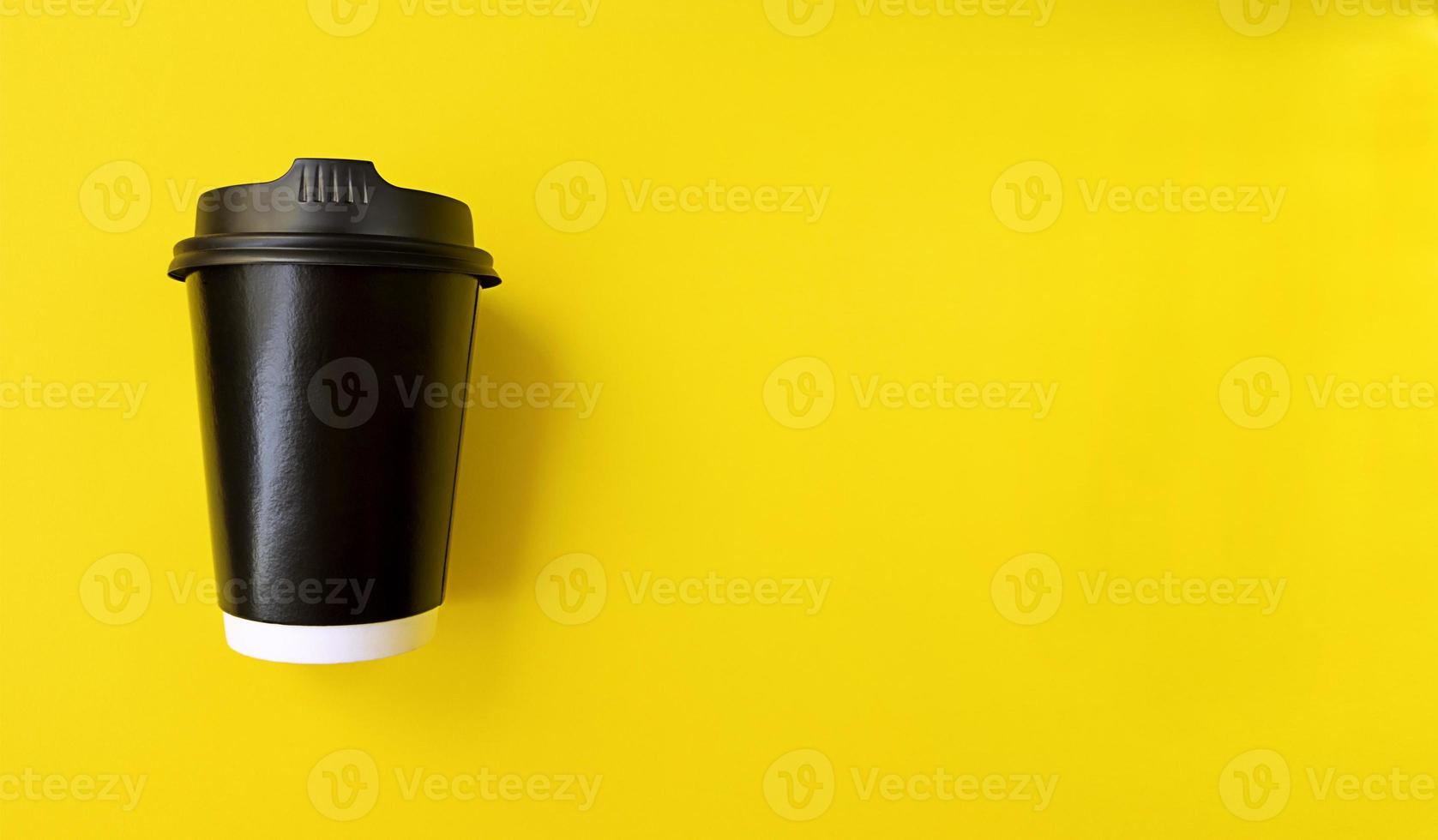 Tasse De Café En Papier Noir Pour Aller Sur Un Fond Jaune Simple Plat Poser Avec Espace De Copie Concept Minimal Photo