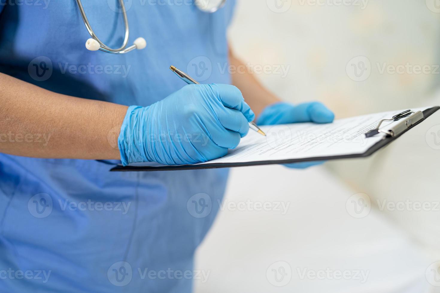 médecin écrivant le diagnostic sur le presse-papiers photo