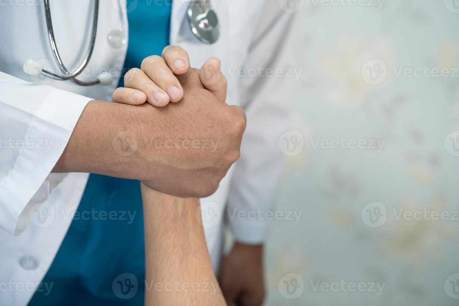docteur, tenue, toucher, mains, asiatique, senior, ou, vieux, vieille dame, patient, femme photo