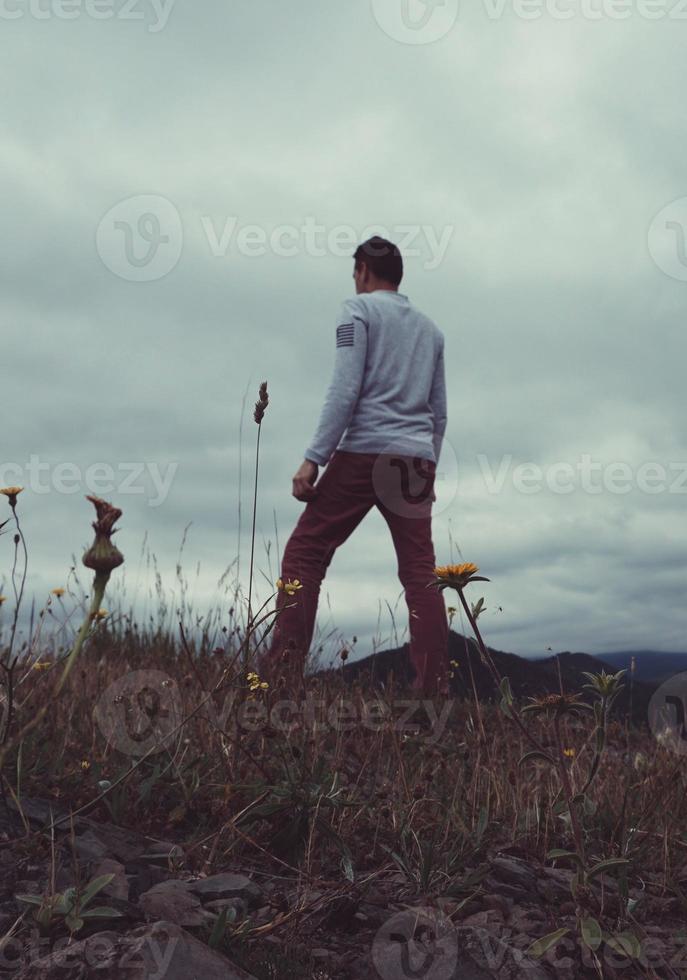 Homme trekking dans la montagne à bilbao espagne photo