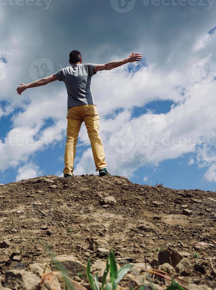 Homme trekking dans la montagne à bilbao espagne photo