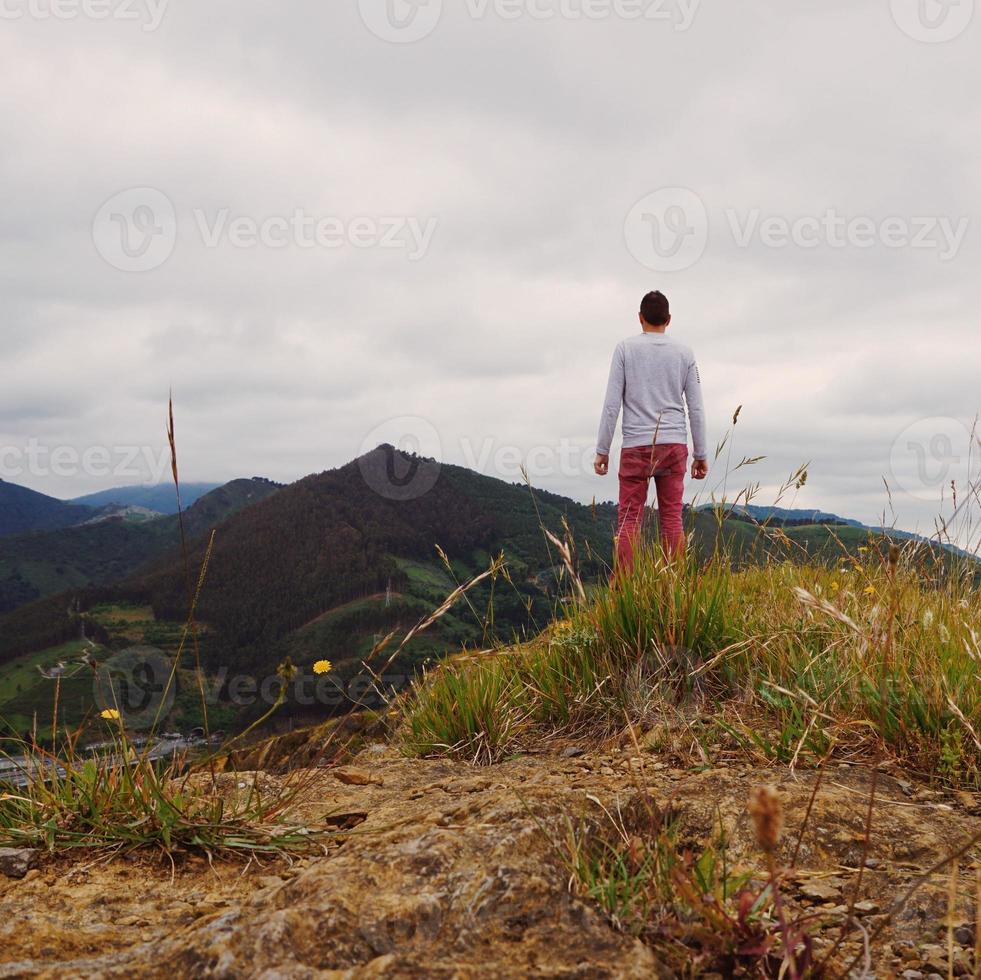 Homme trekking dans la montagne à bilbao espagne photo