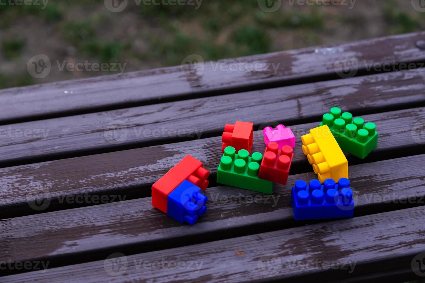 blocs de construction de jouets colorés photo