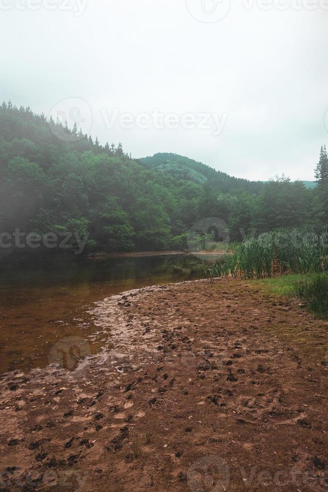 lac dans la montagne photo