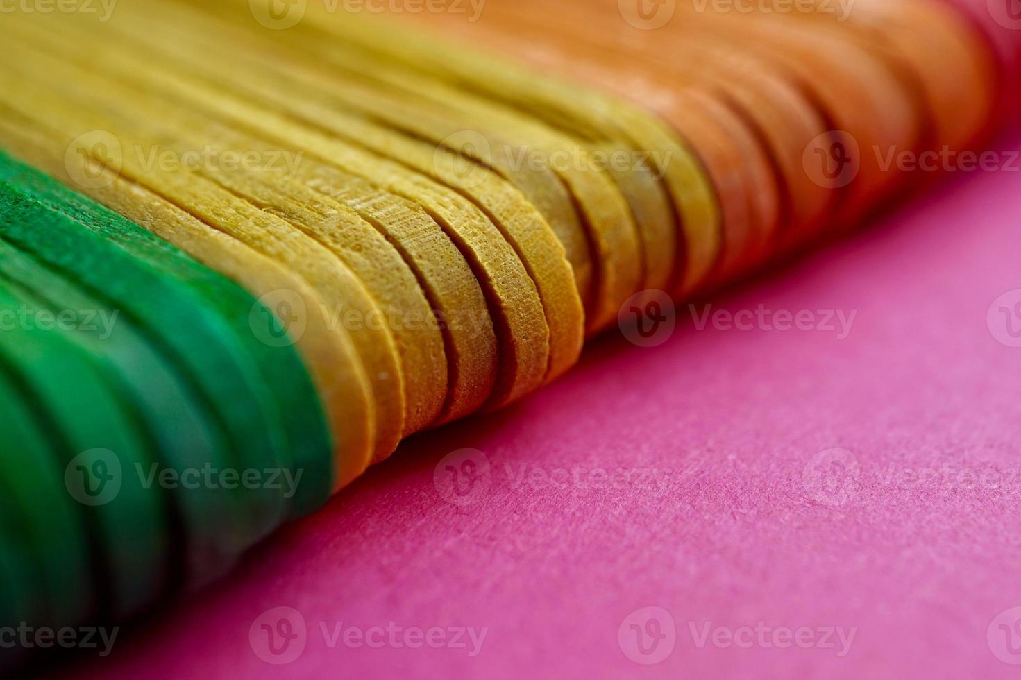 décoration de bâtons en bois colorés photo