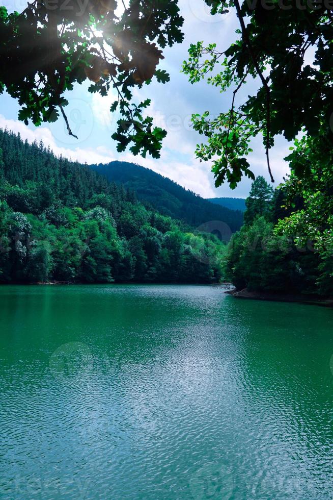 lac dans la montagne photo