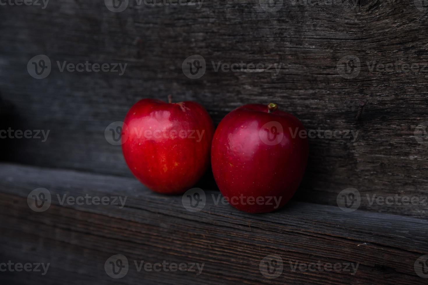 Couple de pommes rouges sur table en bois avec espace de copie pour le texte photo