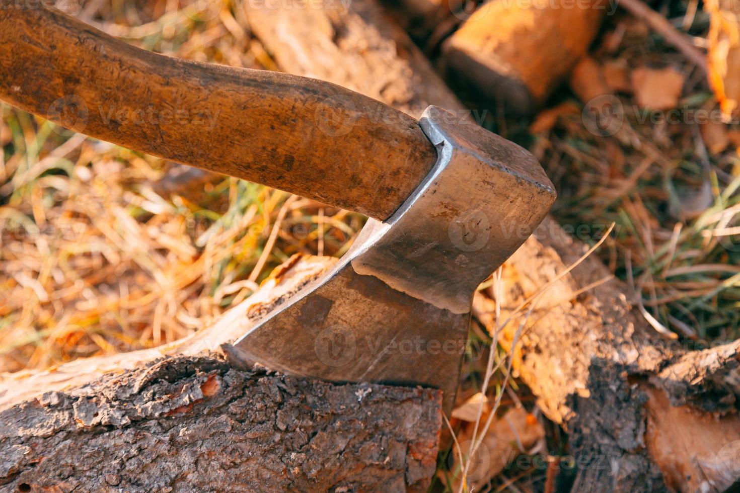 bois de chauffage et hache en bois photo