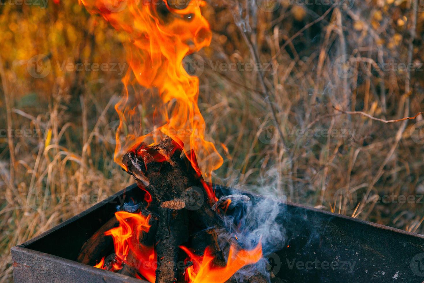 brûler du charbon de bois dans le feu pour barbecue photo