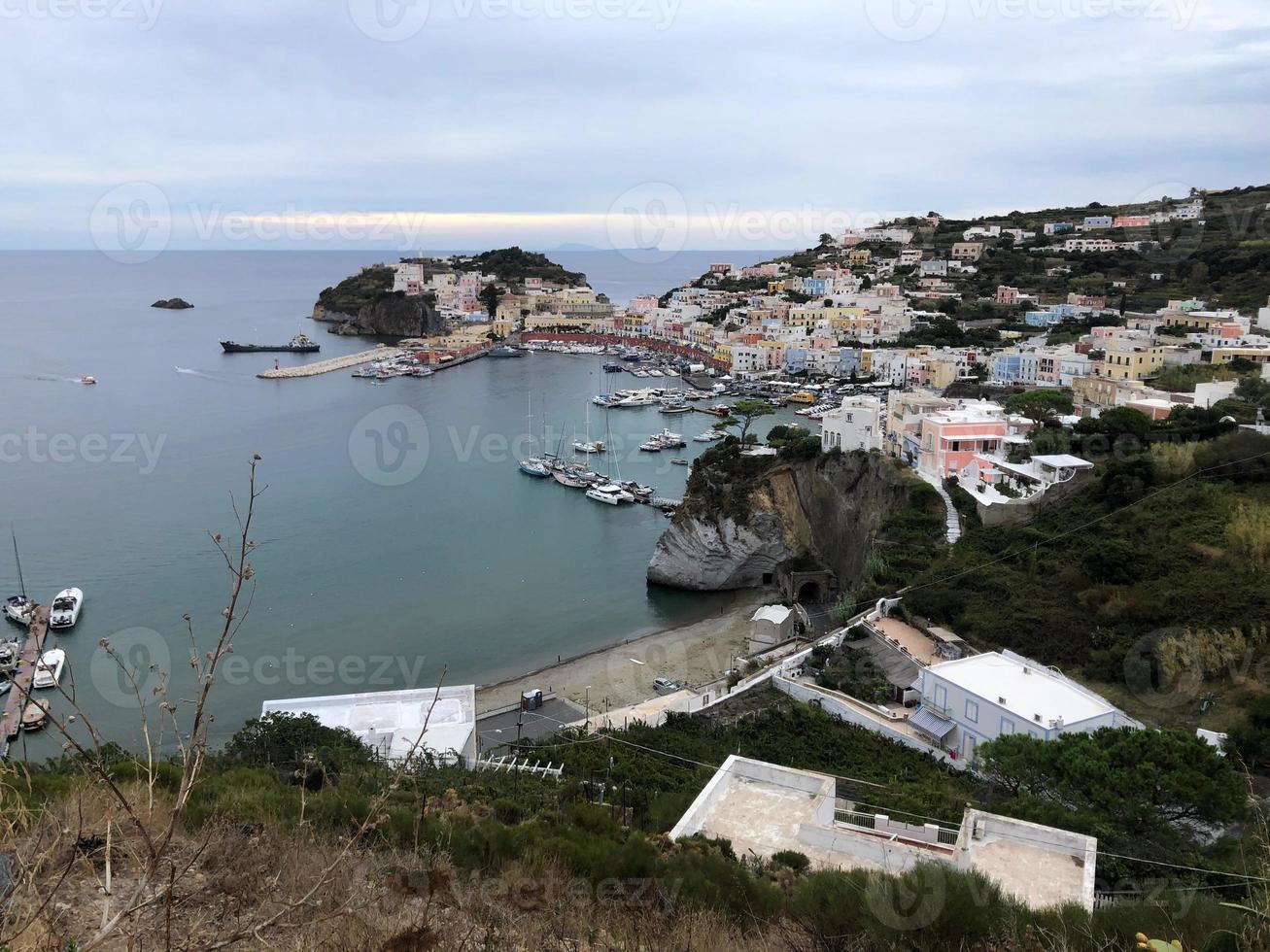 Vue panoramique de Ponza, la plus grande île de l'archipel des îles Pontines italiennes photo