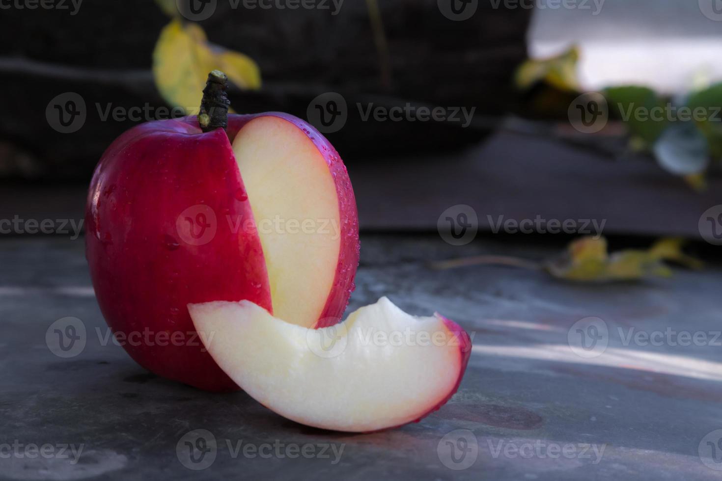 gros plan, de, a, tranche pomme rouge, sur, a, table bois photo