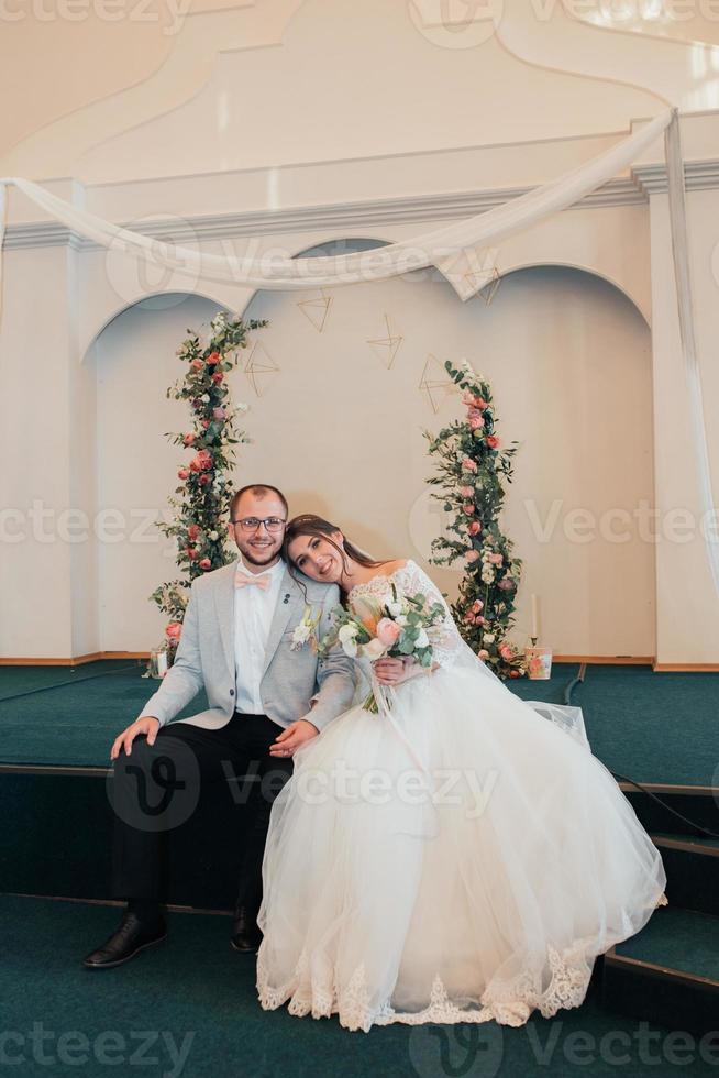 photographie de mariage des émotions de la mariée et du marié dans différents endroits photo