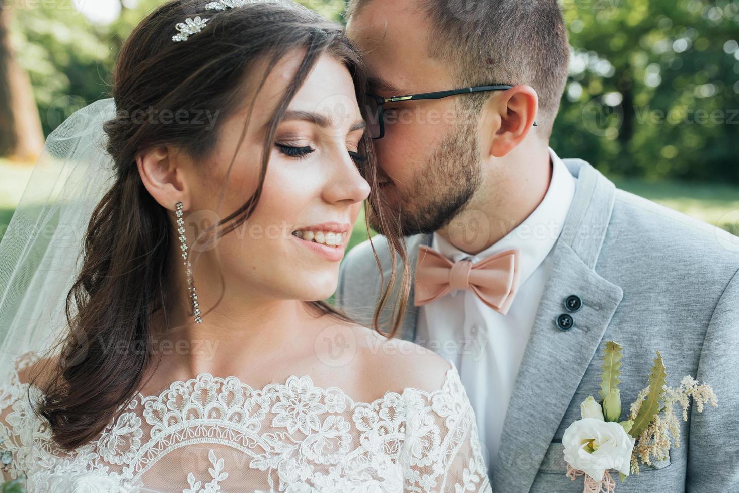 photographie de mariage embrasse la mariée et le marié dans différents endroits photo