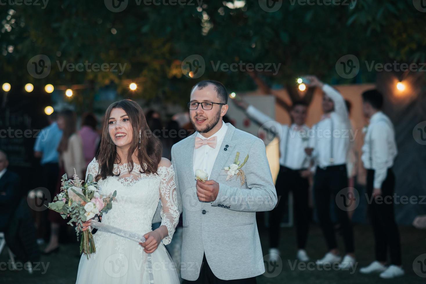 photographie de mariage des émotions de la mariée et du marié dans différents endroits photo