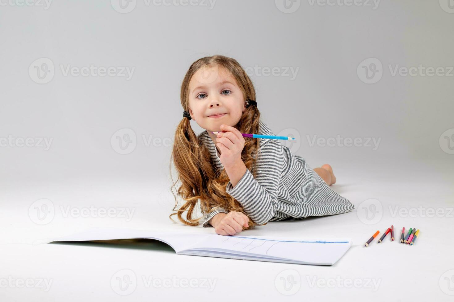 portrait de une peu fille de slave apparence qui Est-ce que sa devoirs. endroit pour texte photo