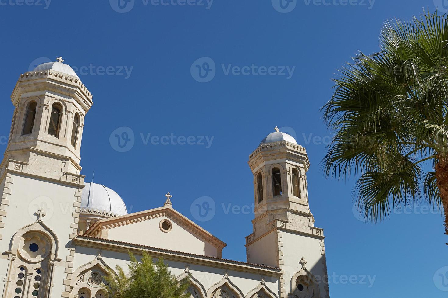 Église au cours de la belle journée d'été à limassol chypre photo