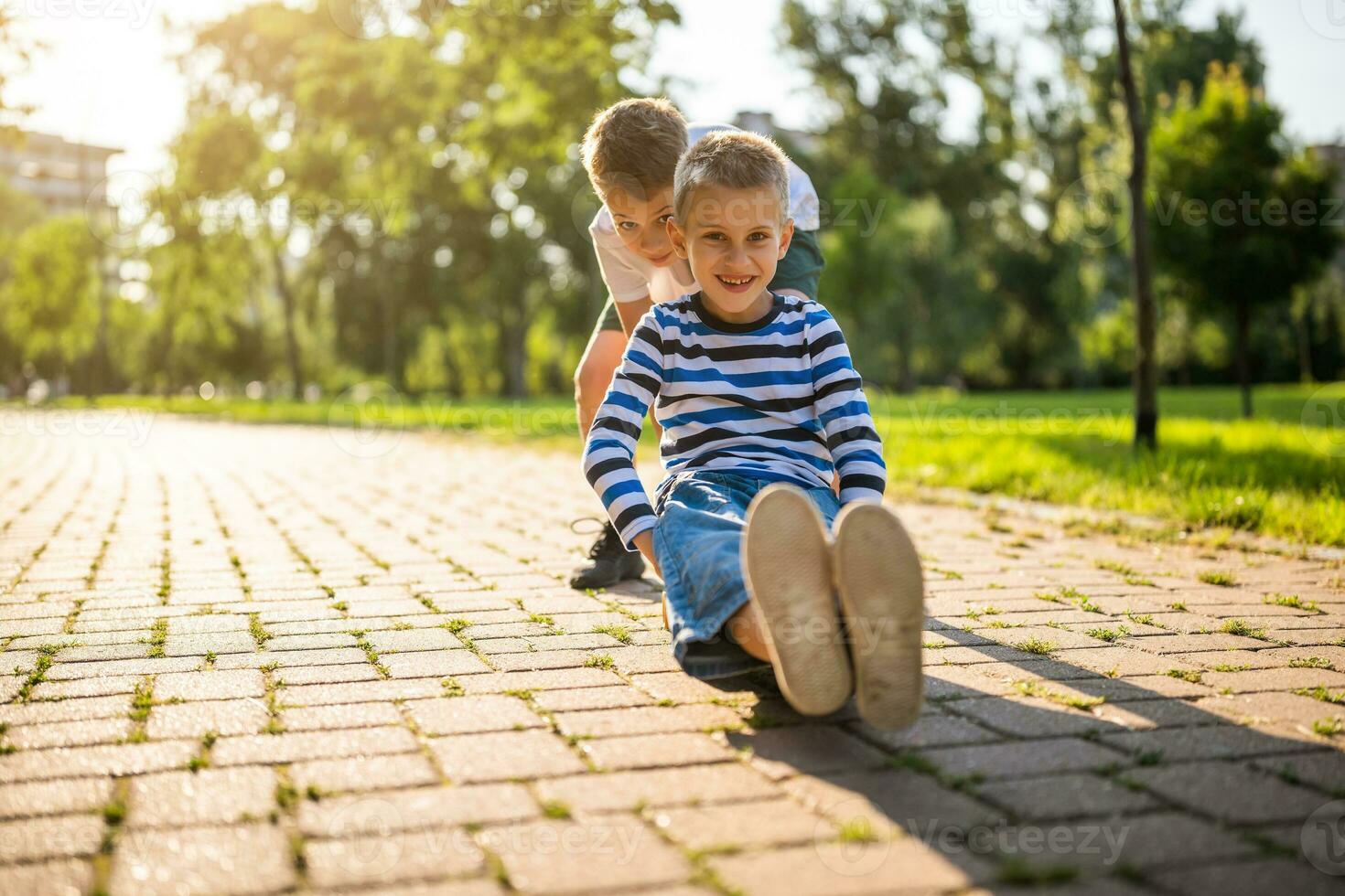 peu frères en jouant dans le parc photo