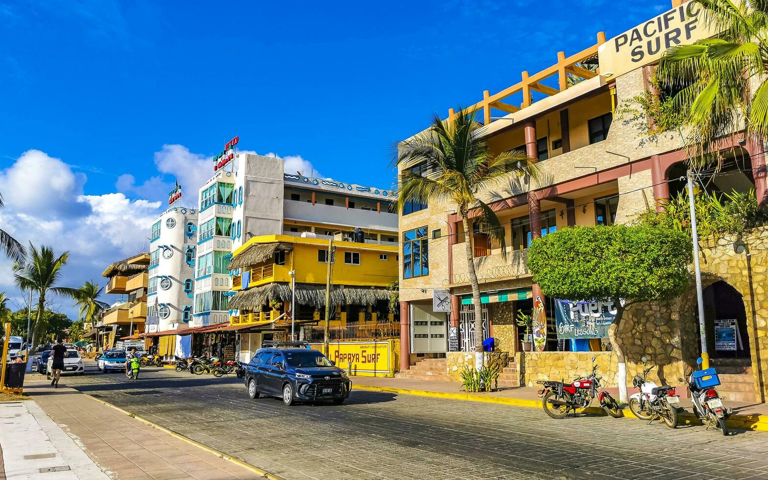 puerto escondido oaxaca Mexique 2023 typique magnifique coloré touristique rue trottoir ville puerto escondido Mexique. photo