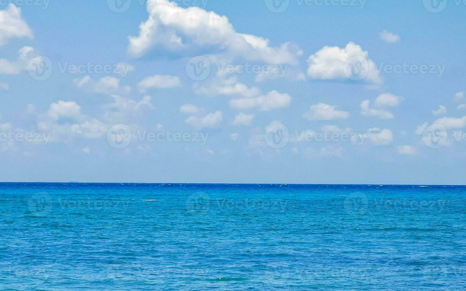 plage mexicaine tropicale eau turquoise claire playa del carmen mexique. photo