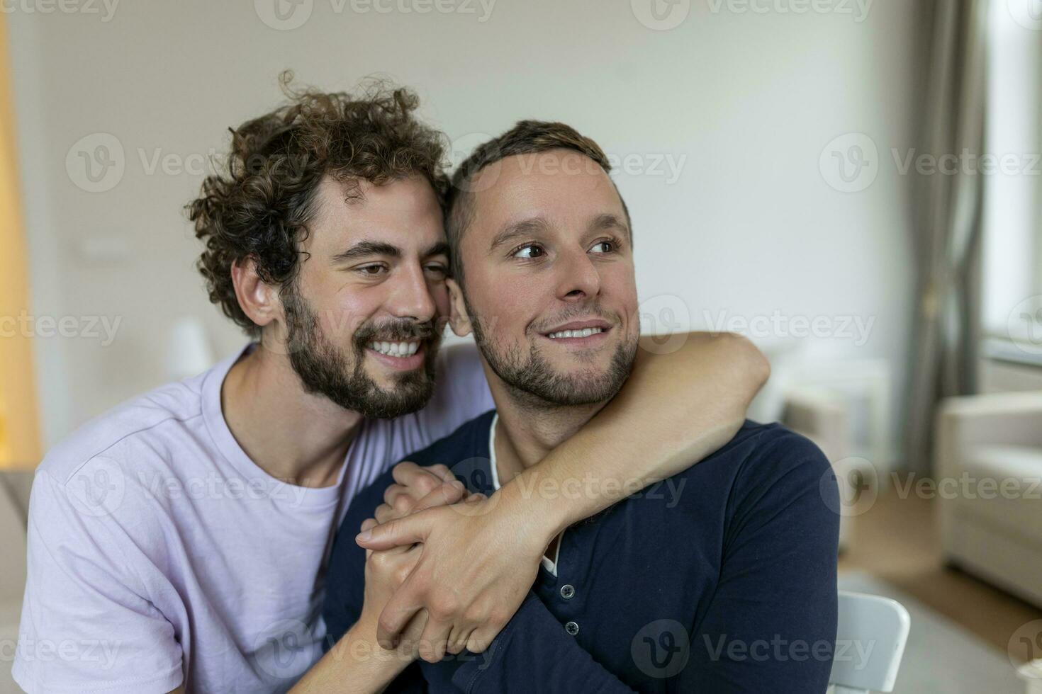 portrait de insouciant gay couple à l'intérieur. content gay couple dépenses temps ensemble photo