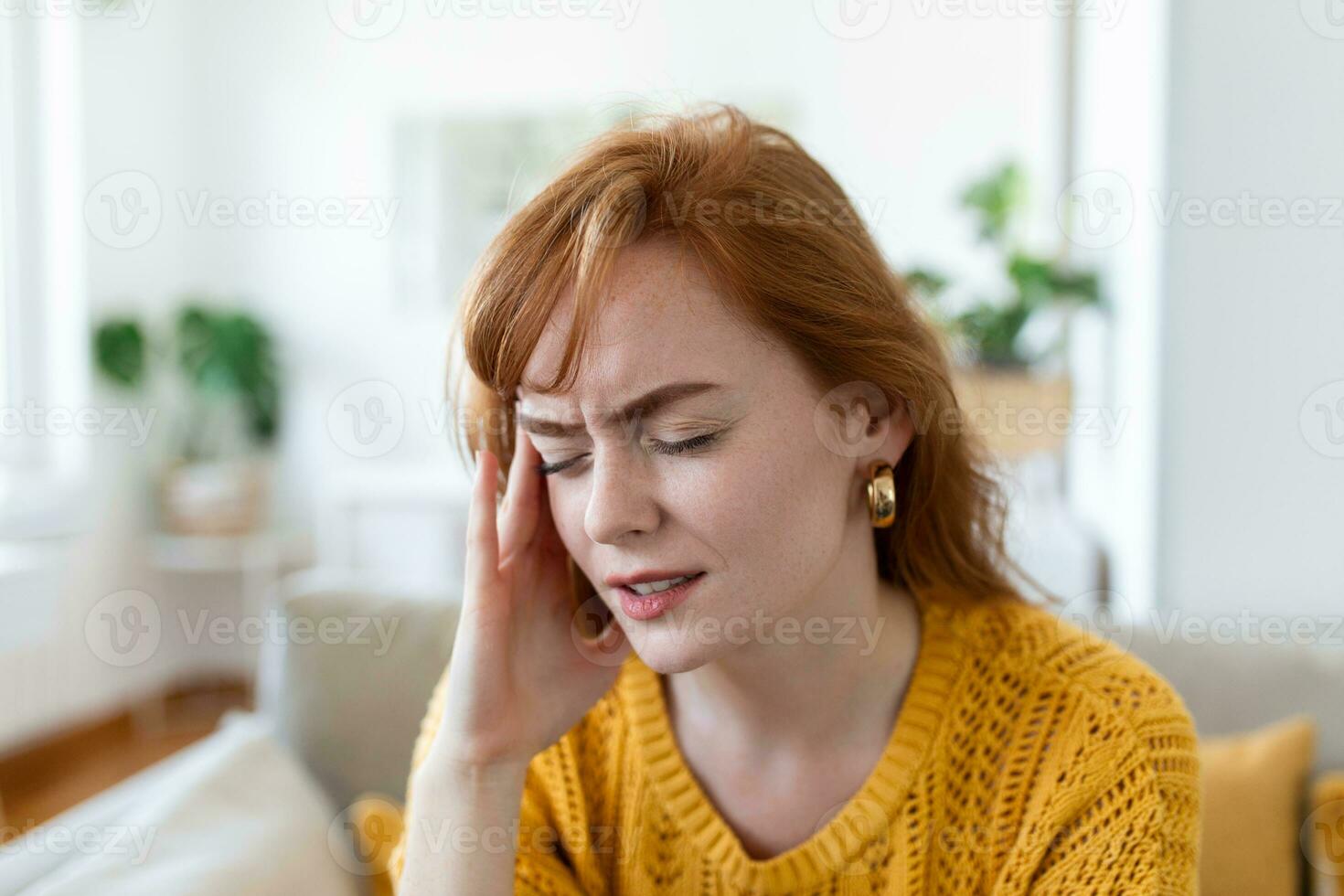 fermer vue froncer les sourcils visage de femme sentiment fort mal de crâne toucher temple à réduire sévère douleur, Souffrance de panique attaque dans bureau, migraine surmené la personne ou gueule de bois de l'alcool abuser de concept photo