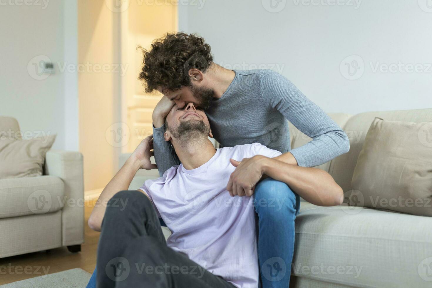 portrait de insouciant gay couple à l'intérieur. content gay couple dépenses temps ensemble photo