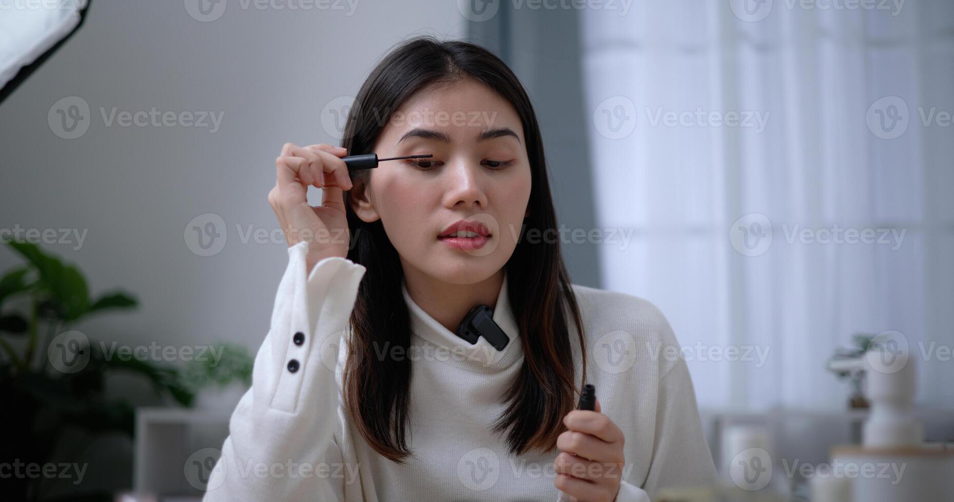 magnifique Jeune asiatique femme blogueur spectacles Comment à faire en haut et utilisation produits de beauté photo