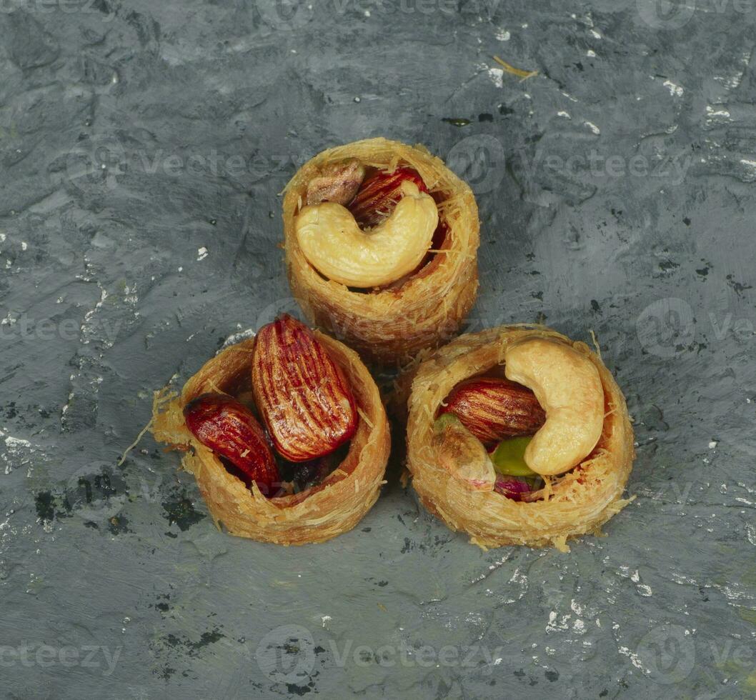 des oiseaux nid Baklava avec pistaches, noix de cajou et amandes, arabe, turc bonbons pour Ramadan et aïd. photo