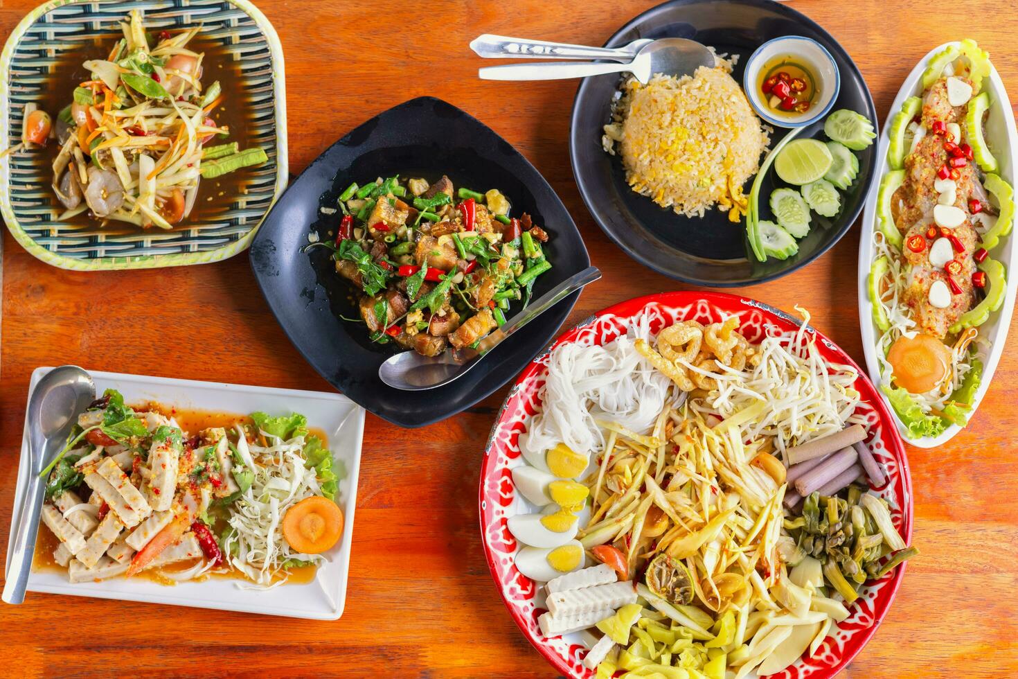 variété authentique thaïlandais traditionnel repas sur table photo