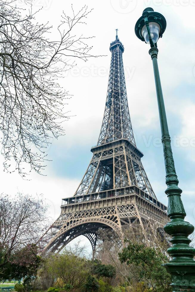 le célèbre tour Eiffel lorsque le printemps est juste début photo