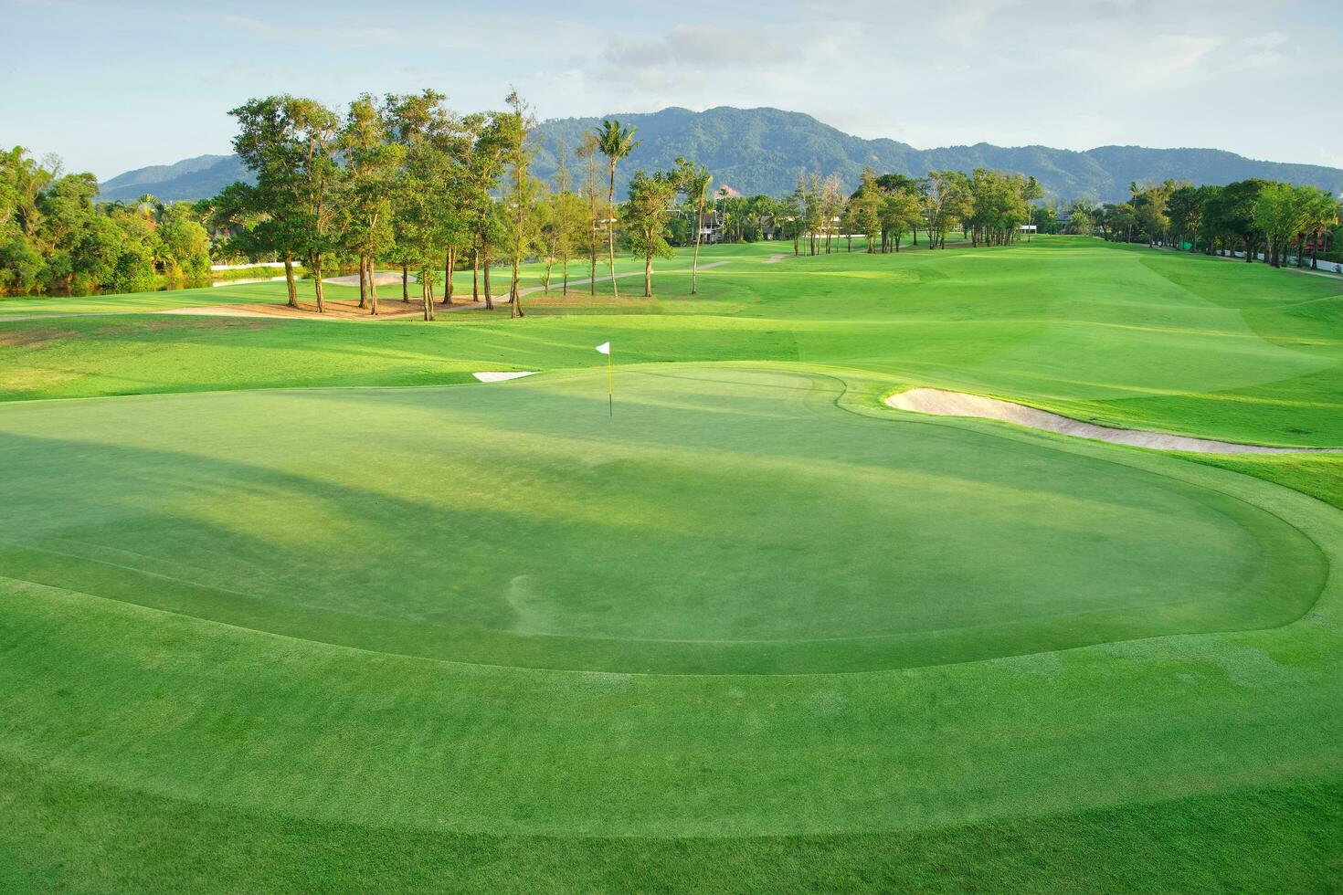 magnifique le golf cours voir, le golf cours avec magnifique en mettant vert, Frais vert herbe sur le le golf cours photo