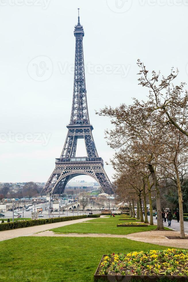 le célèbre tour Eiffel à le fin de hiver photo