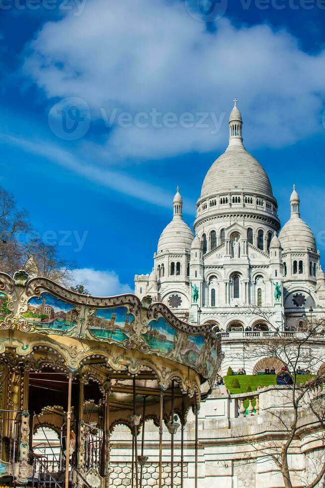 carrousel et le historique sacré coeur Basilique construit sur le dix-huit siècle à le montmartre colline dans Paris France photo