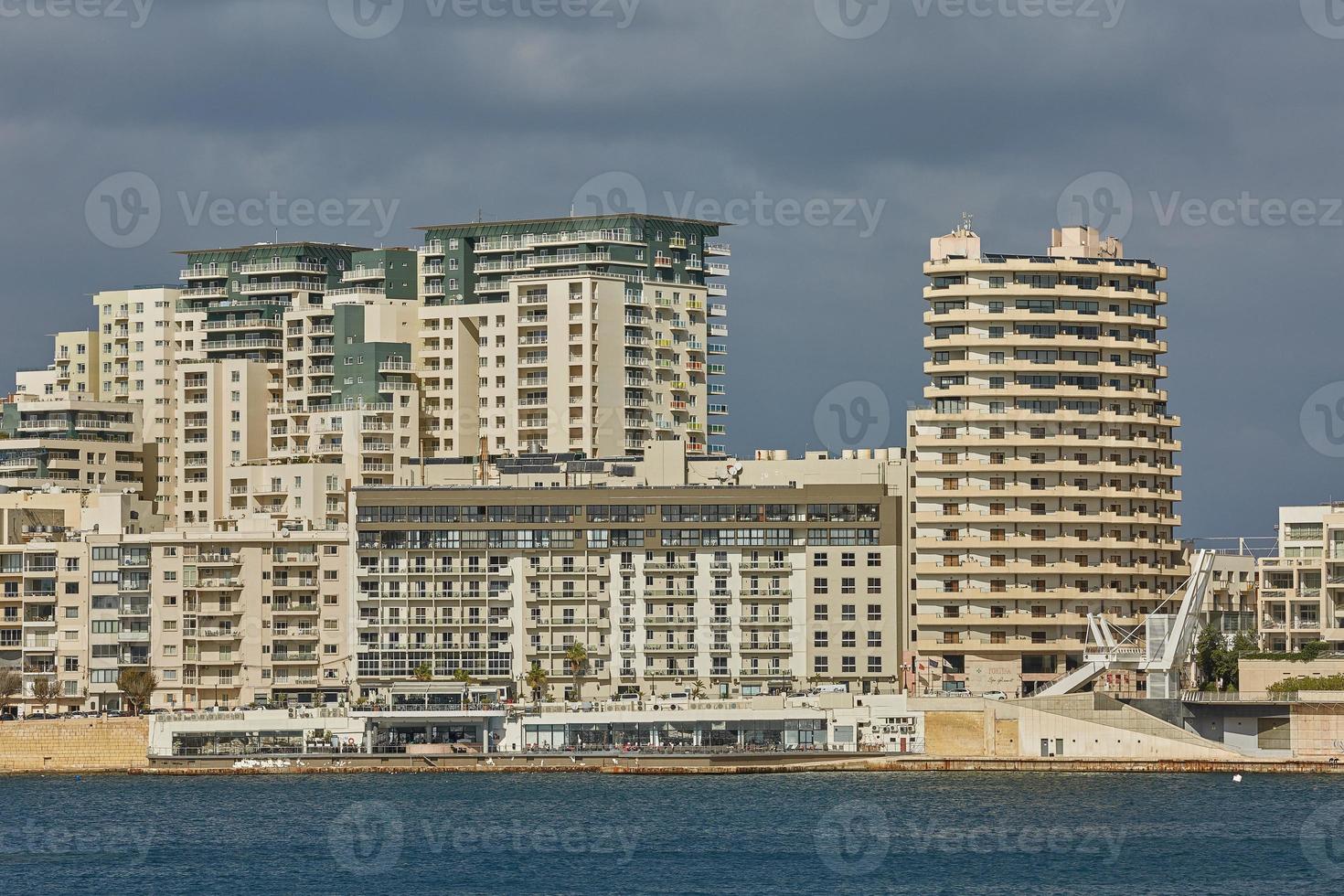 Zone résidentielle et commerciale sur la côte de La Valette à Malte photo
