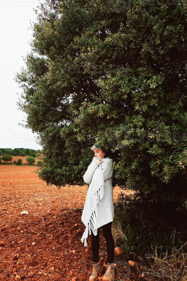Femme d'âge moyen seule dans la nature dans une froide journée d'automne photo