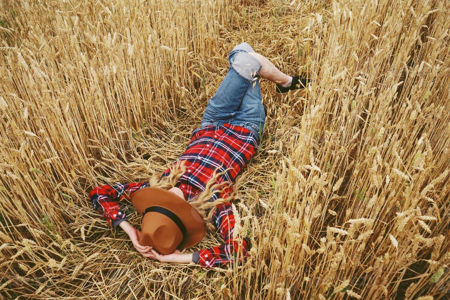 jeune femme, reposer, dans, a, champ blé photo