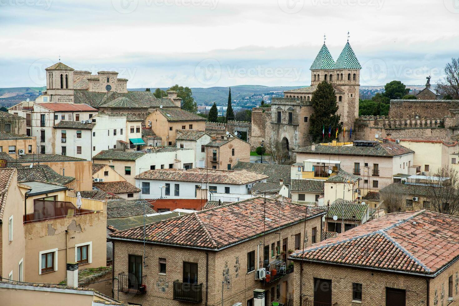 vue de le magnifique toledo ville et bisagra porte dans Espagne photo