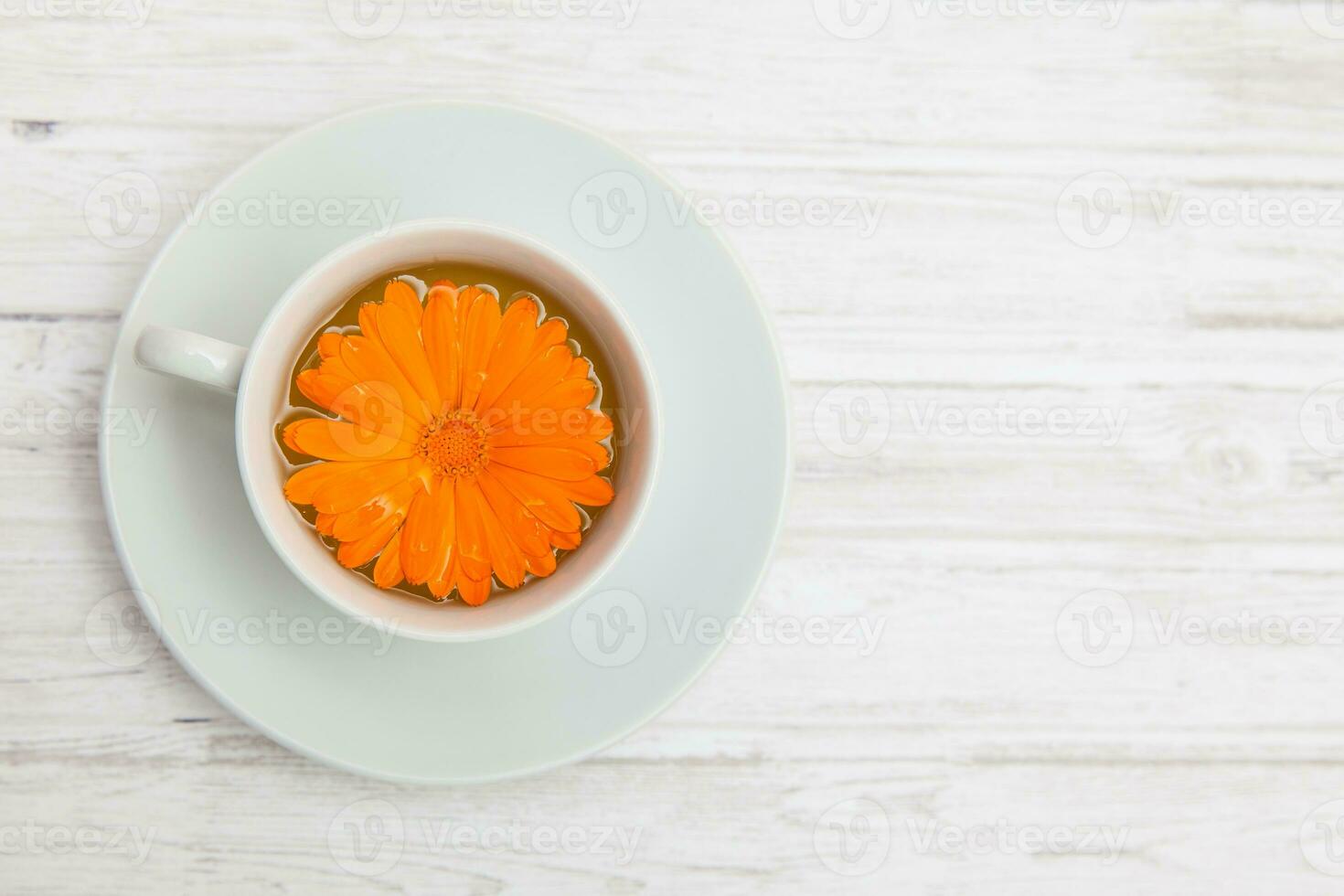 Orange Calendula Officinalis Et Une Tasse De Tisane Illustration