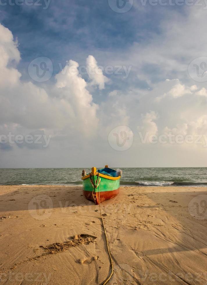 bateau de pêche sur la plage photo