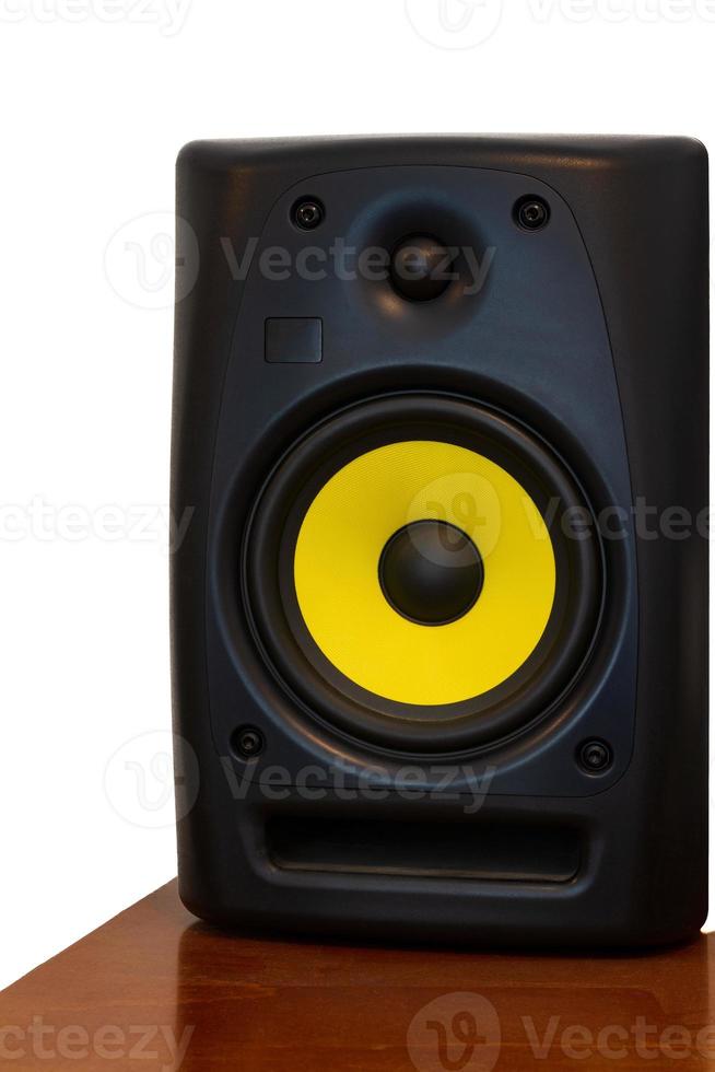 Haut-parleur de haute qualité sur étagère en bois pour système de son hifi et studio d'enregistrement photo