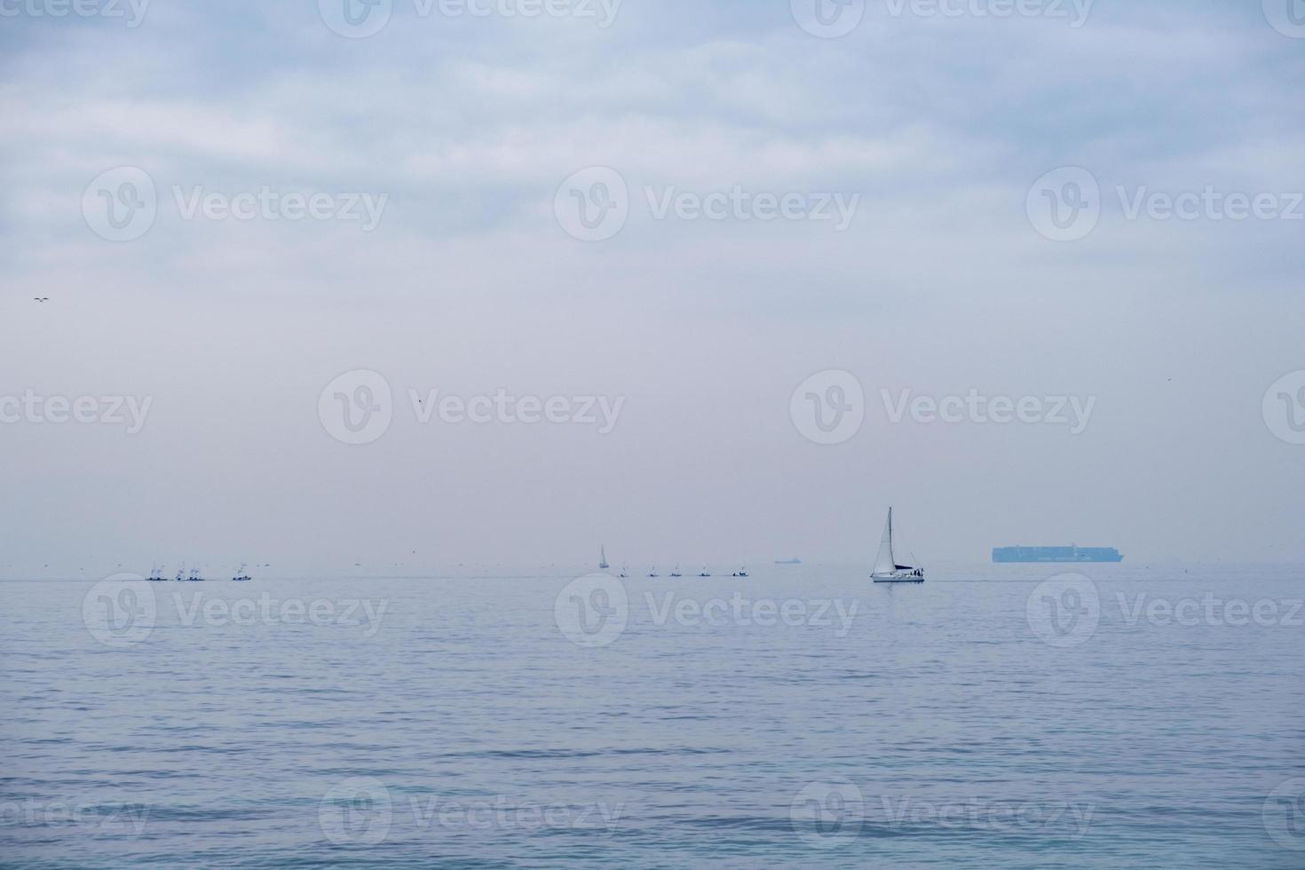 Vue brumeuse de bateaux à voile au large de la côte de Paleo Faliro à Athènes, Grèce photo