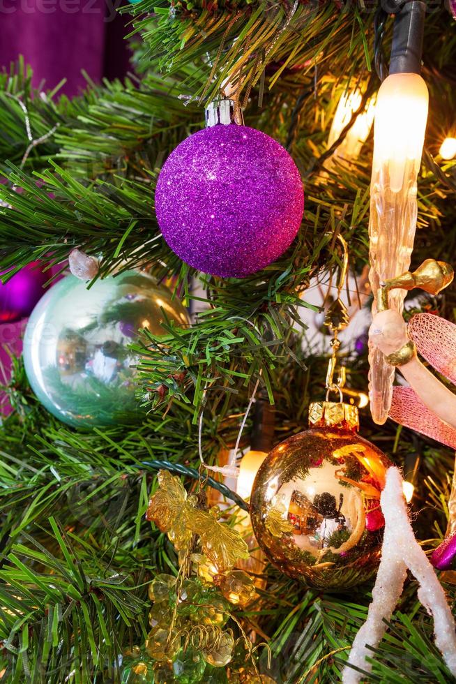 Sapin de Noël décoré dans un gros plan thème violet photo