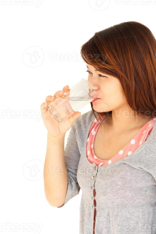 femme asiatique en bonne santé boit de l'eau sur fond blanc photo