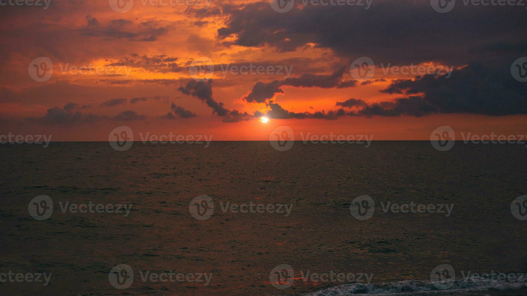 silence et vide sur le océan contre le toile de fond de une brillant rouge Soleil - mer le coucher du soleil photo