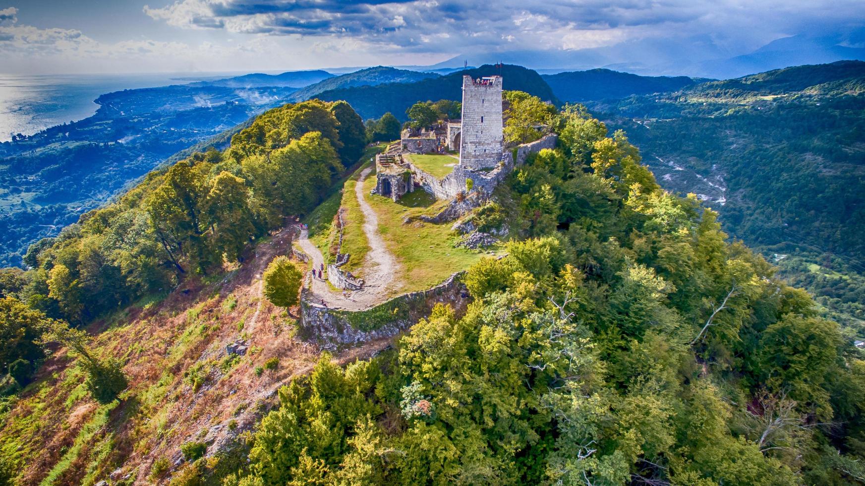 Ruines au sommet d'une montagne dans la nouvelle abkhazie d'Athos photo